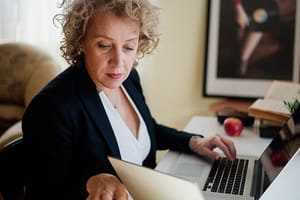 The Imposter Syndrome Loop: A Mindfulness Reset for Women Who Feel Like a Fraud at Work